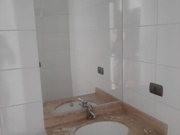 Se vende maravilloso departamento de 2 Dormitorios, 2 baños, 1 E. Y 1 bog a 3.590 UF, en Edificio Copérnico.