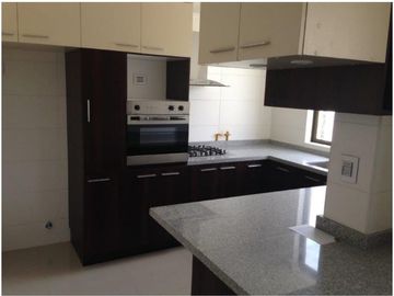 Se vende duplex en Av. Brasil de 4d+2b+d y b  de servicio, más 2 Est y 2 Bog  a 13.500 UF