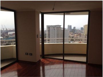 Se vende duplex en Av. Brasil de 4d+2b+d y b  de servicio, más 2 Est y 2 Bog  a 13.500 UF