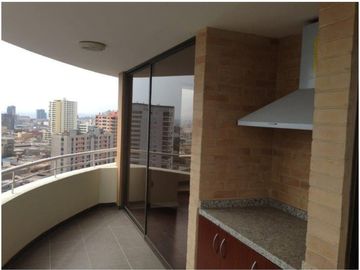 Se vende duplex en Av. Brasil de 4d+2b+d y b  de servicio, más 2 Est y 2 Bog  a 13.500 UF