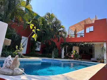 Casa con vista al mar, alberca, elevador, en venta Residencial Conejos Huatulco