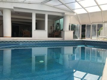 Casa Residencial en venta en el Estado de México. ( con alberca, salón de convivios, amueblada y decorada ).