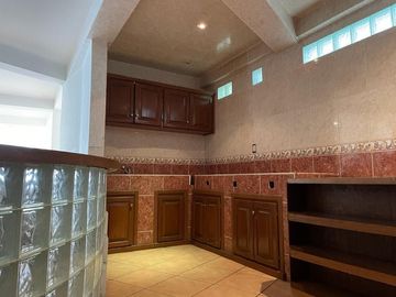 Casa Residencial en venta en el Estado de México. ( con alberca, salón de convivios, amueblada y decorada ).