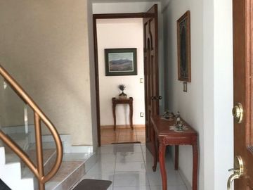 Casa Residencial en venta en el Estado de México. ( con alberca, salón de convivios, amueblada y decorada ).