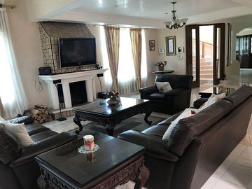 Casa Residencial en venta en el Estado de México. ( con alberca, salón de convivios, amueblada y decorada ).