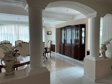 Casa Residencial en venta en el Estado de México. ( con alberca, salón de convivios, amueblada y decorada ).