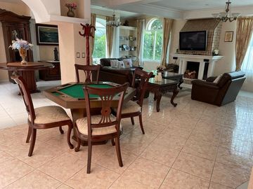 Casa Residencial en venta en el Estado de México. ( con alberca, salón de convivios, amueblada y decorada ).