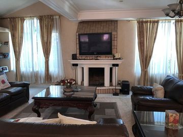 Casa Residencial en venta en el Estado de México. ( con alberca, salón de convivios, amueblada y decorada ).