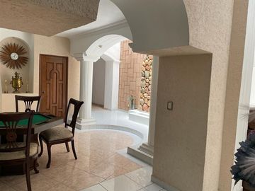 Casa Residencial en venta en el Estado de México. ( con alberca, salón de convivios, amueblada y decorada ).
