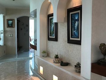 Casa Residencial en venta en el Estado de México. ( con alberca, salón de convivios, amueblada y decorada ).