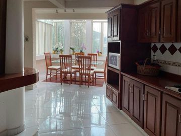 Casa Residencial en venta en el Estado de México. ( con alberca, salón de convivios, amueblada y decorada ).