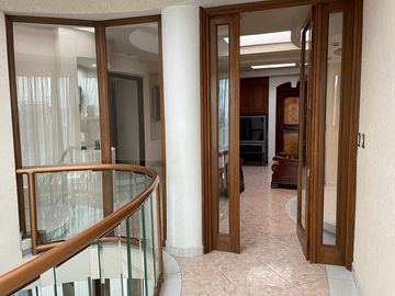 Casa Residencial en venta en el Estado de México. ( con alberca, salón de convivios, amueblada y decorada ).