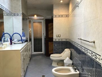 Casa Residencial en venta en el Estado de México. ( con alberca, salón de convivios, amueblada y decorada ).