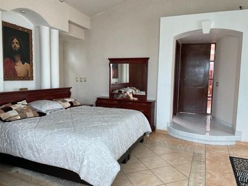 Casa Residencial en venta en el Estado de México. ( con alberca, salón de convivios, amueblada y decorada ).
