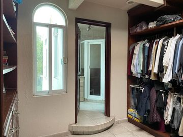 Casa Residencial en venta en el Estado de México. ( con alberca, salón de convivios, amueblada y decorada ).