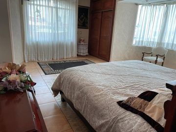 Casa Residencial en venta en el Estado de México. ( con alberca, salón de convivios, amueblada y decorada ).