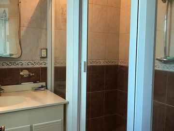 Casa Residencial en venta en el Estado de México. ( con alberca, salón de convivios, amueblada y decorada ).
