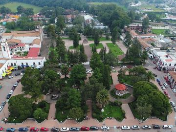 Casa Residencial en venta en el Estado de México. ( con alberca, salón de convivios, amueblada y decorada ).