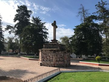 Casa Residencial en venta en el Estado de México. ( con alberca, salón de convivios, amueblada y decorada ).