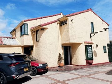 HERMOSA CASA EN VILLA MAGDALA- 100% REMODELADA