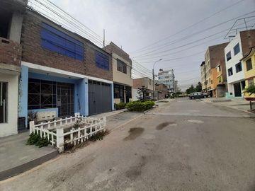 SE VENDE CASA COMO TERRENO EN ZONA URBANA DE SAN JUAN DE LURIGANCHO