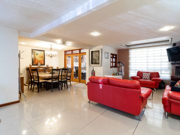 Se vende casa en excelente estado y amplia