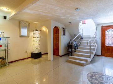 Se vende casa en excelente estado y amplia