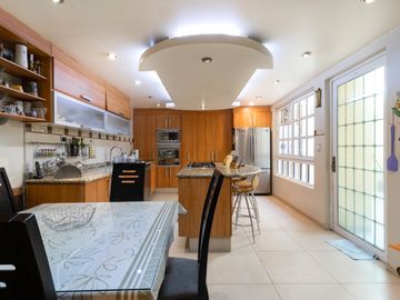 Se vende casa en excelente estado y amplia