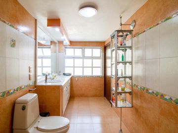 Se vende casa en excelente estado y amplia