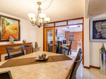 Se vende casa en excelente estado y amplia