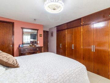 Se vende casa en excelente estado y amplia