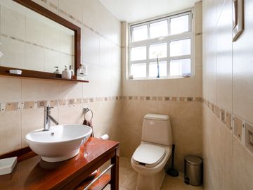 Se vende casa en excelente estado y amplia
