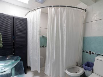 Se vende casa en excelente estado y amplia