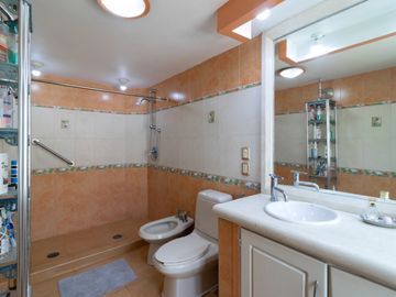 Se vende casa en excelente estado y amplia