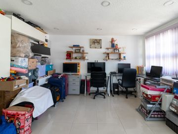 Se vende casa en excelente estado y amplia