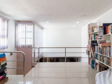 Se vende casa en excelente estado y amplia