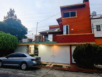 ¡¡Casa en Fuentes de Morelia en VENTA  La casa Cuenta con un Amplio Jardín & Chapoteadero!!