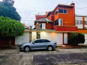 ¡¡Casa en Fuentes de Morelia en VENTA  La casa Cuenta con un Amplio Jardín & Chapoteadero!!