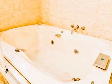 ¡¡Casa en Fuentes de Morelia en VENTA  La casa Cuenta con un Amplio Jardín & Chapoteadero!!