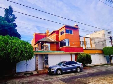 ¡¡Casa en Fuentes de Morelia en VENTA        La casa Cuenta con un Amplio Jardín & Chapoteadero!!   La casa está ubicada en la col. Fuentes de Morelia