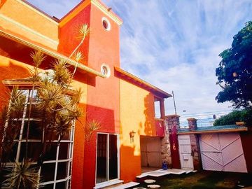 ¡¡Casa en Fuentes de Morelia en VENTA        La casa Cuenta con un Amplio Jardín & Chapoteadero!!   La casa está ubicada en la col. Fuentes de Morelia