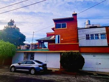 ¡¡Casa en Fuentes de Morelia en VENTA        La casa Cuenta con un Amplio Jardín & Chapoteadero!!   La casa está ubicada en la col. Fuentes de Morelia