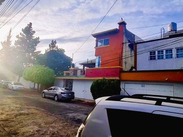¡¡Casa en Fuentes de Morelia en VENTA        La casa Cuenta con un Amplio Jardín & Chapoteadero!!   La casa está ubicada en la col. Fuentes de Morelia