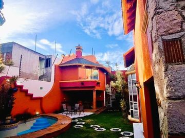 ¡¡Casa en Fuentes de Morelia en VENTA        La casa Cuenta con un Amplio Jardín & Chapoteadero!!   La casa está ubicada en la col. Fuentes de Morelia