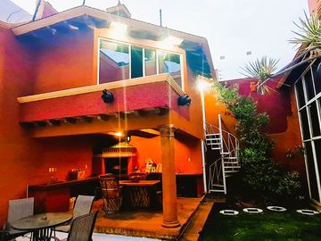 ¡¡Casa en Fuentes de Morelia en VENTA        La casa Cuenta con un Amplio Jardín & Chapoteadero!!   La casa está ubicada en la col. Fuentes de Morelia