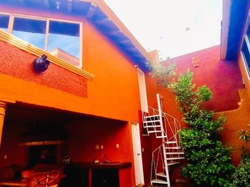 ¡¡Casa en Fuentes de Morelia en VENTA        La casa Cuenta con un Amplio Jardín & Chapoteadero!!   La casa está ubicada en la col. Fuentes de Morelia