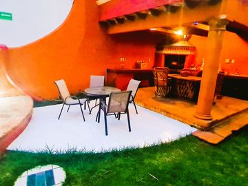 ¡¡Casa en Fuentes de Morelia en VENTA        La casa Cuenta con un Amplio Jardín & Chapoteadero!!   La casa está ubicada en la col. Fuentes de Morelia