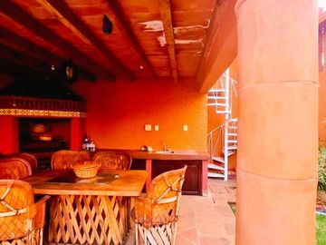 ¡¡Casa en Fuentes de Morelia en VENTA        La casa Cuenta con un Amplio Jardín & Chapoteadero!!   La casa está ubicada en la col. Fuentes de Morelia