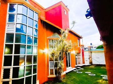 ¡¡Casa en Fuentes de Morelia en VENTA        La casa Cuenta con un Amplio Jardín & Chapoteadero!!   La casa está ubicada en la col. Fuentes de Morelia