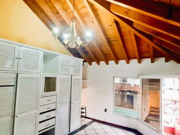 ¡¡Casa en Fuentes de Morelia en VENTA        La casa Cuenta con un Amplio Jardín & Chapoteadero!!   La casa está ubicada en la col. Fuentes de Morelia